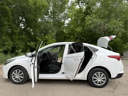 Hyundai Accent 2021 года за 5 520 000 тг. в Караганда – фото 2