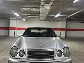 Mercedes-Benz E 230