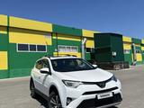 Toyota RAV4 2017 года за 8 600 000 тг. в Актобе