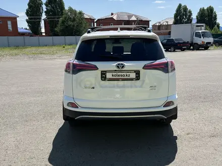 Toyota RAV4 2017 года за 8 600 000 тг. в Актобе – фото 4