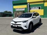 Toyota RAV4 2017 года за 8 600 000 тг. в Актобе – фото 2