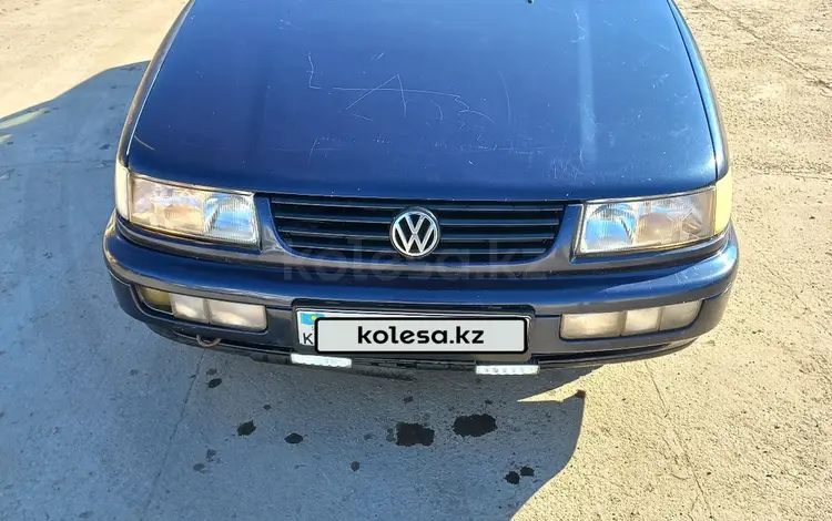 Volkswagen Passat 1994 годаүшін1 100 000 тг. в Атырау