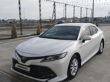Toyota Camry 2020 года за 14 500 000 тг. в Атырау – фото 2