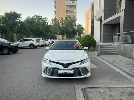 Toyota Camry 2019 года за 15 300 000 тг. в Шымкент – фото 2