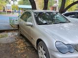 Mercedes-Benz C 200 2002 года за 4 500 000 тг. в Астана – фото 2