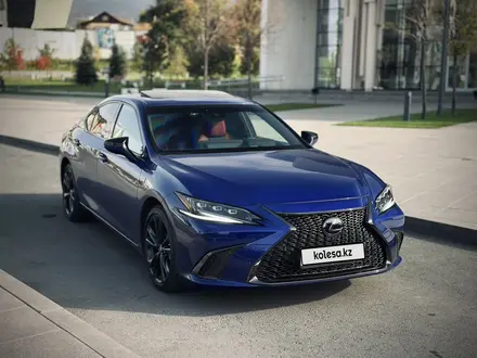 Lexus ES 300h 2023 года за 21 500 000 тг. в Алматы