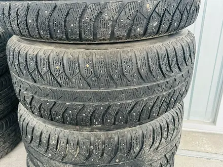 Шипованные шины Bridgestone с дисками Toyota за 260 000 тг. в Алматы – фото 2