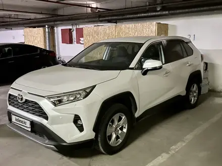 Toyota RAV4 2021 года за 20 000 000 тг. в Алматы