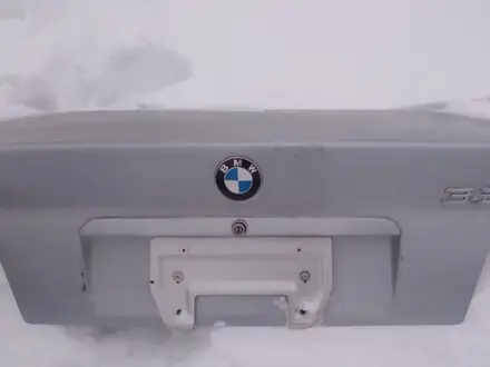 Крышка багажника BMW 320 за 20 000 тг. в Усть-Каменогорск