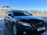 Toyota Camry 2011 года за 7 800 000 тг. в Шымкент – фото 2