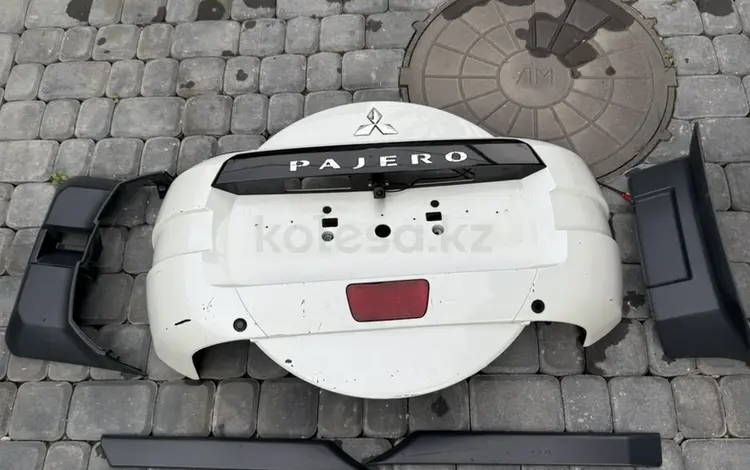 Кожух запасного колеса задний колпак на Mitsubishi Pajero IV за 40 000 тг. в Алматы