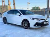 Toyota Camry 2021 года за 14 000 000 тг. в Актобе – фото 3