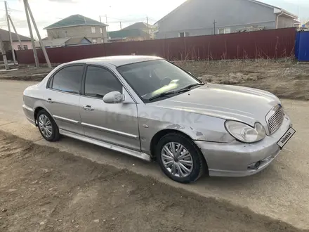 Hyundai Sonata 2005 года за 1 500 000 тг. в Атырау – фото 2