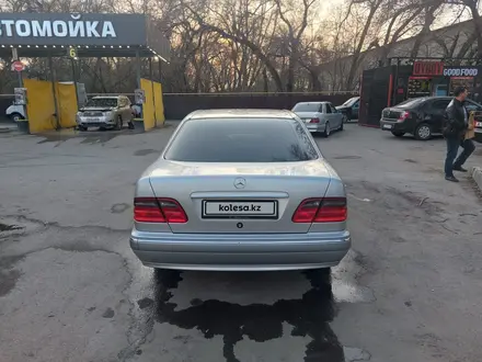 Mercedes-Benz E 200 2000 года за 2 900 000 тг. в Алматы – фото 4