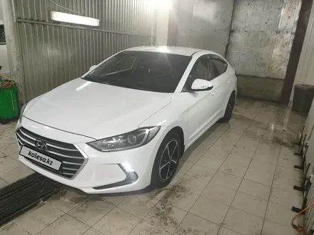 Hyundai Elantra 2018 годаүшін8 300 000 тг. в Аксай – фото 3