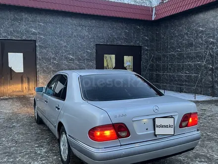 Mercedes-Benz E 200 1997 года за 2 300 000 тг. в Павлодар – фото 4