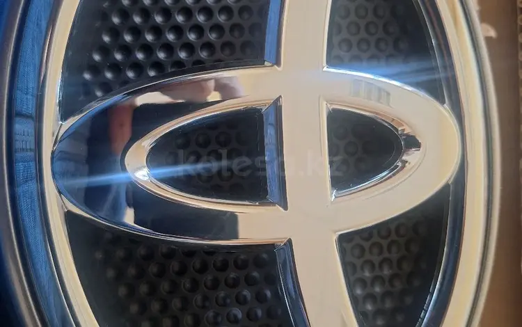 Шильдик «Toyota» на бампер Toyota Prado 150 за 5 000 тг. в Атырау