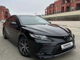 Toyota Camry 2021 года за 15 500 000 тг. в Актау – фото 2