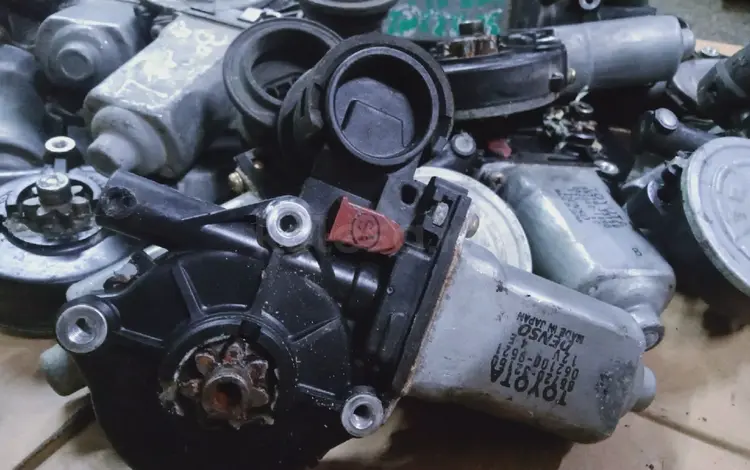 Оригинальный моторчик стеклоподъемника на Toyota RAV4 за 7 000 тг. в Алматы