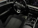 Kia K5 2022 года за 11 990 000 тг. в Актобе – фото 4