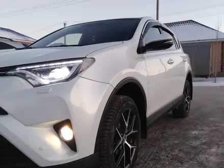 Toyota RAV4 2018 года за 15 000 000 тг. в Актобе – фото 2