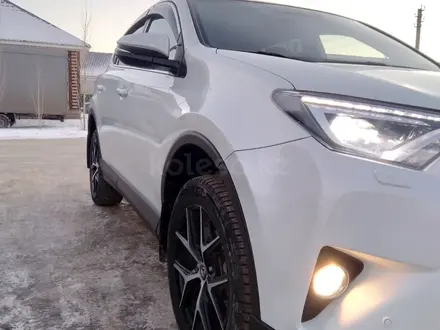 Toyota RAV4 2018 года за 15 000 000 тг. в Актобе – фото 3