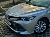 Toyota Camry 2019 года за 14 450 000 тг. в Алматы – фото 2