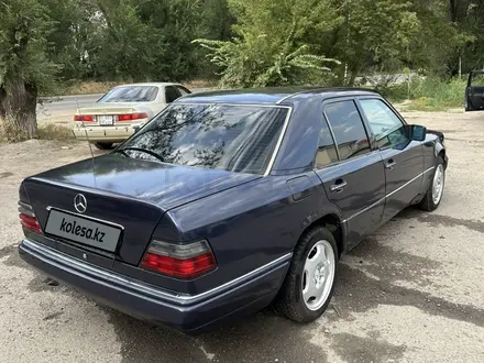 Mercedes-Benz E 320 1994 года за 2 150 000 тг. в Алматы – фото 3