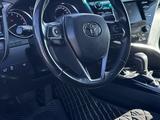 Toyota Camry 2019 года за 13 700 000 тг. в Алматы – фото 2