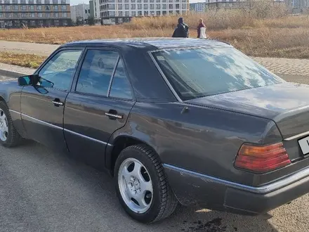 Mercedes-Benz E 220 1993 года за 3 000 000 тг. в Астана – фото 2