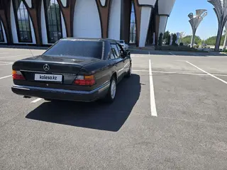 Mercedes-Benz E 230