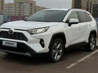 Toyota RAV4 2020 годаfor13 700 000 тг. в Астана