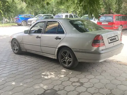 Mercedes-Benz C 200 1999 года за 2 100 000 тг. в Караганда – фото 7