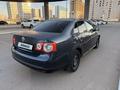 Volkswagen Jetta 2009 годаfor3 300 000 тг. в Астана – фото 2