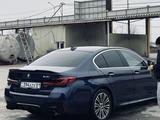 BMW 540i G30 с водителем, бизнес-класс, трансфер в Шымкент – фото 2