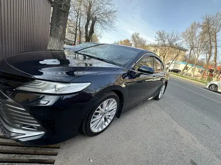 Toyota Camry 2018 года за 12 200 000 тг. в Тараз