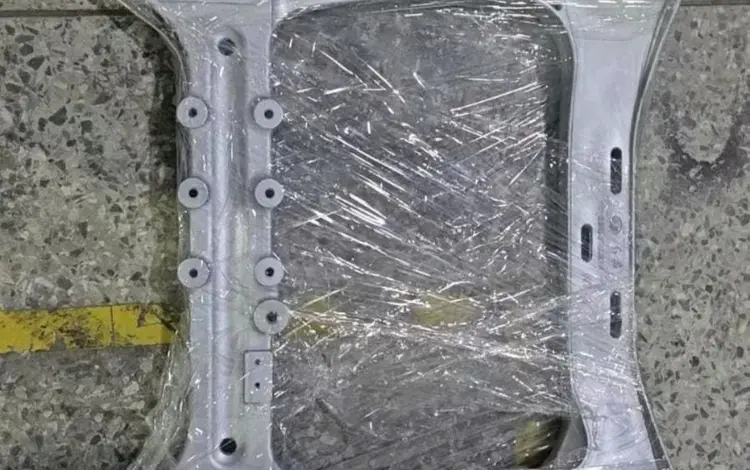 Нижняя балка двигателя hongqi e-qm5 за 150 000 тг. в Алматы