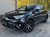 Toyota RAV4 2019 года за 11 950 000 тг. в Актобе – фото 2