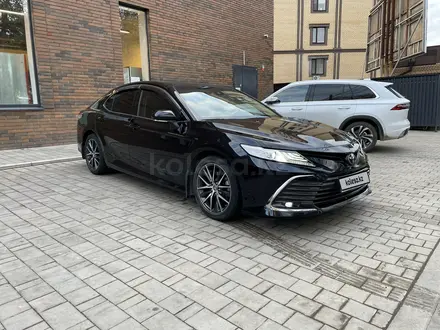 Toyota Camry 2021 года за 20 000 000 тг. в Уральск – фото 3