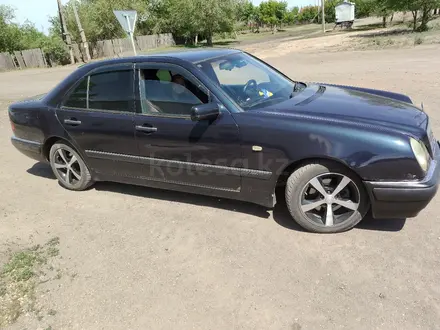 Mercedes-Benz E 230 1997 года за 1 300 000 тг. в Караганда – фото 3