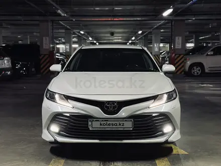 Toyota Camry 2018 года за 13 500 000 тг. в Атырау – фото 2