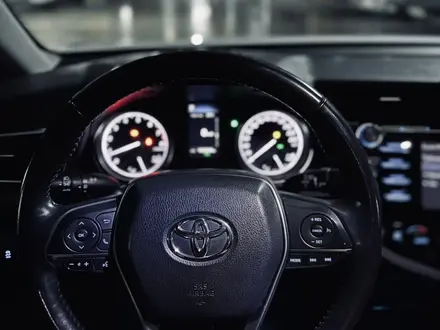 Toyota Camry 2018 года за 13 500 000 тг. в Атырау – фото 8