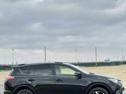 Toyota RAV4 2017 года за 10 700 000 тг. в Актау – фото 3