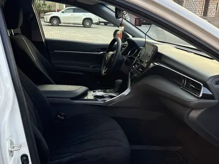 Toyota Camry 2023 года за 15 300 000 тг. в Актау – фото 10