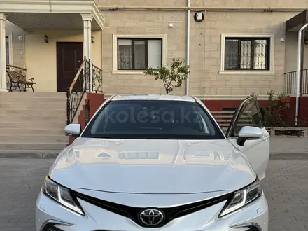 Toyota Camry 2023 года за 15 300 000 тг. в Актау – фото 2