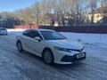 Toyota Camry 2021 года за 13 900 000 тг. в Актобе – фото 2