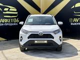 Toyota RAV4 2020 года за 15 300 000 тг. в Атырау – фото 2