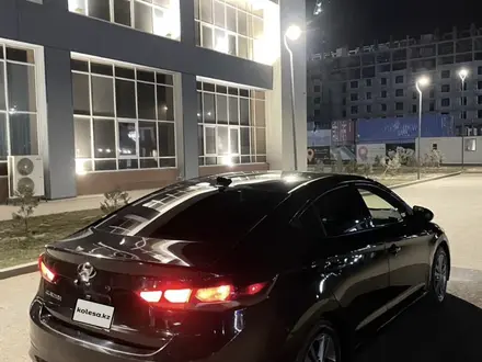 Hyundai Elantra 2018 года за 4 500 000 тг. в Актау – фото 2