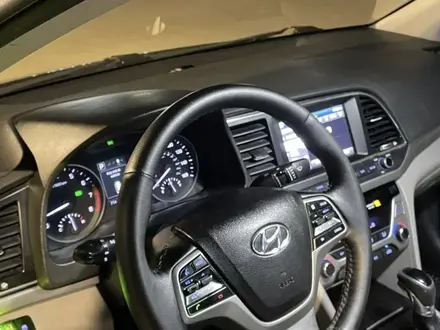 Hyundai Elantra 2018 года за 4 500 000 тг. в Актау – фото 3