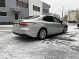 Toyota Camry 2021 года за 14 700 000 тг. в Астана – фото 4